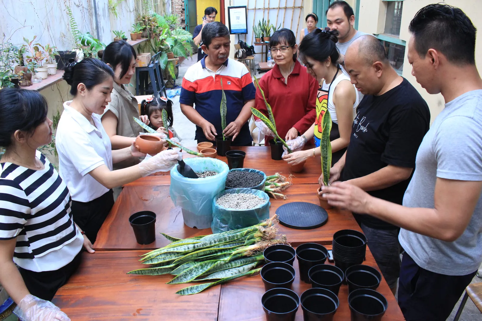 Berbagi bersama masyarakat HELPING Peduli Sosial