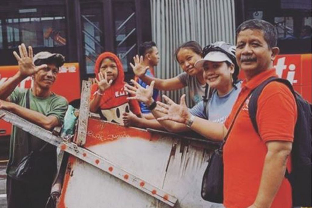 Membagikan Sarapan kepada Kaum Marjinal di Bundaran HI saat Car Free Day